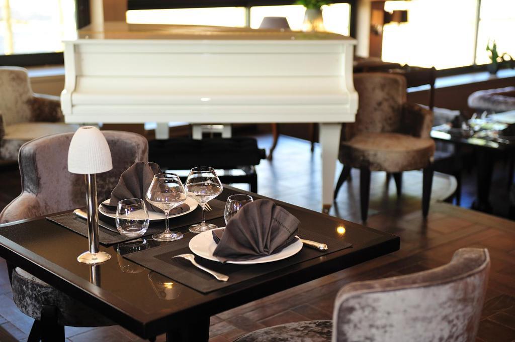 Le Domaine Chateau Du Faucon Donchery Restaurant photo